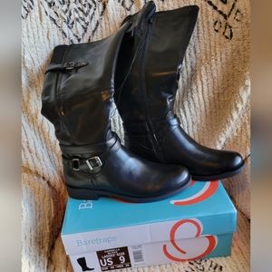 Black leather bare traps boots